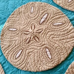 6 Beige Quilted Round Placemat-Perfect 👌🏻 for holiday gatherings & celebrations!